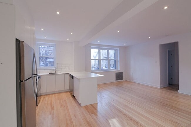 Building Photo - 2105 Rue Chomedey
