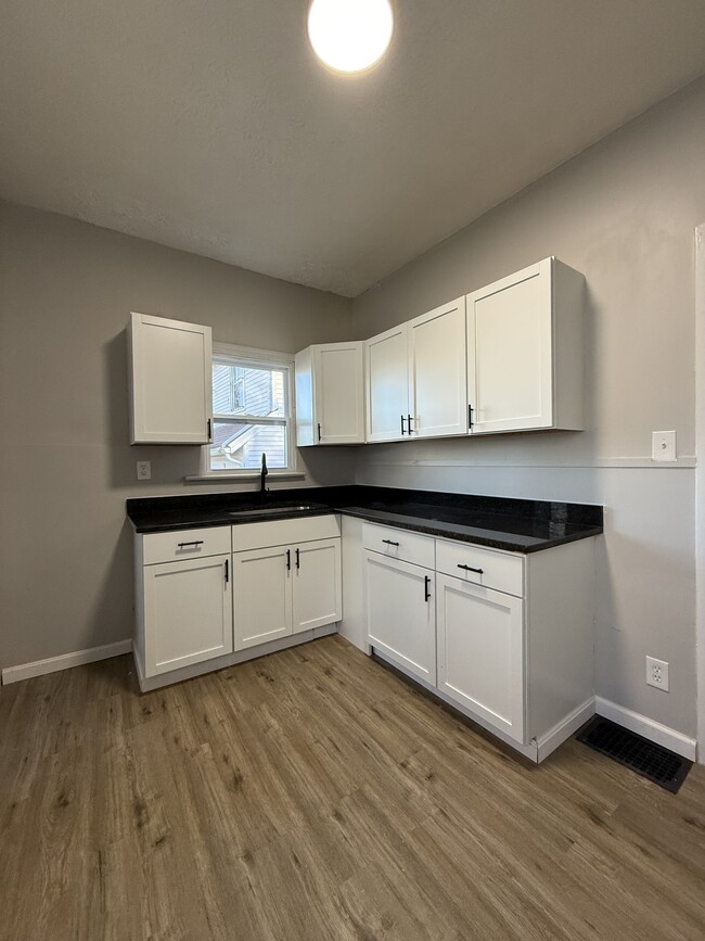 Building Photo - 39 S Quentin Ave