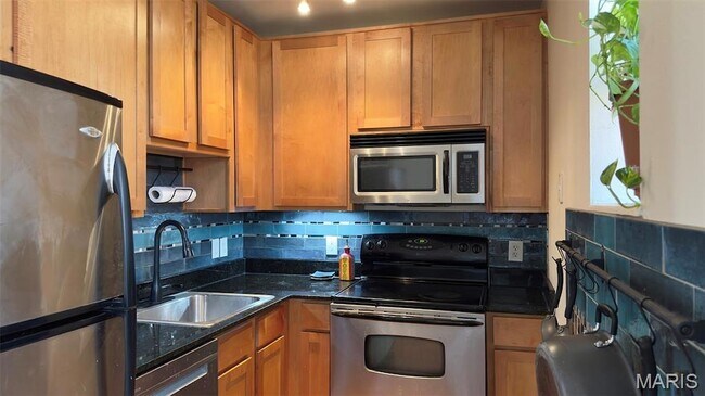 Foto del edificio - 5677 Waterman Blvd