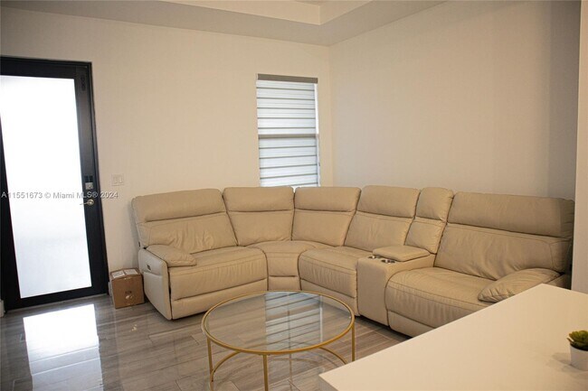 Foto del edificio - 7819 NW 104th Ave