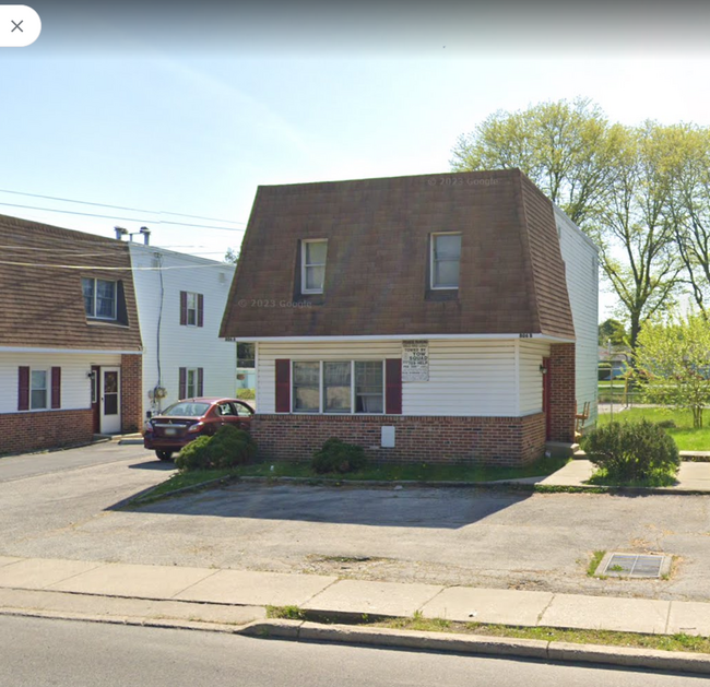 Building Photo - 806 W Oak Ln