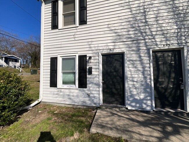 Foto del edificio - Available now! 2 bed 1 bath townhome near ...