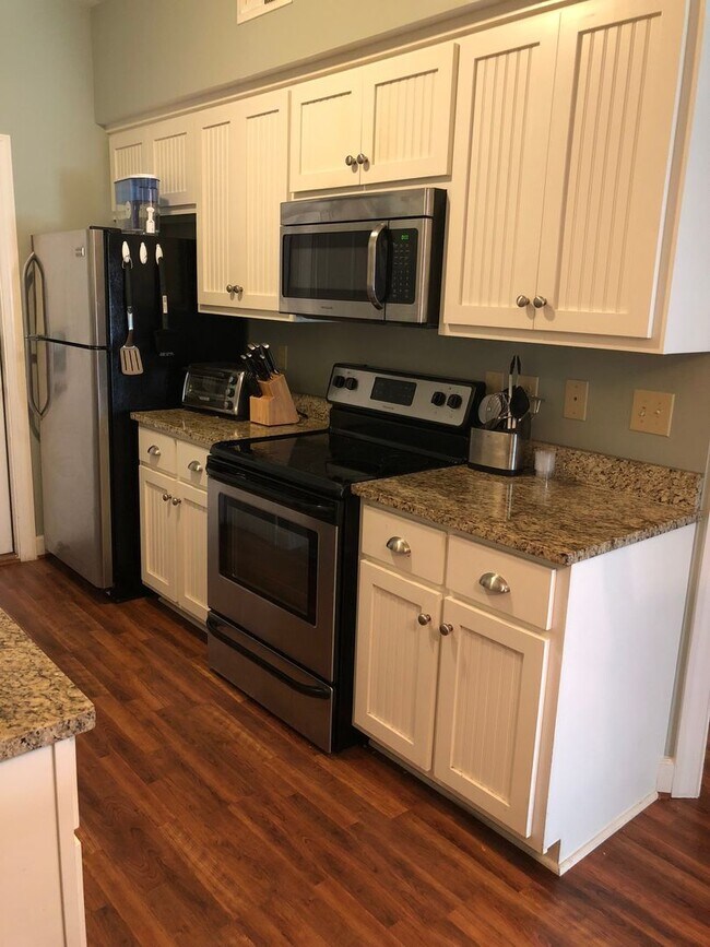 Building Photo - Spacious 3 Bed 3 Bath Available Fall 2025!
