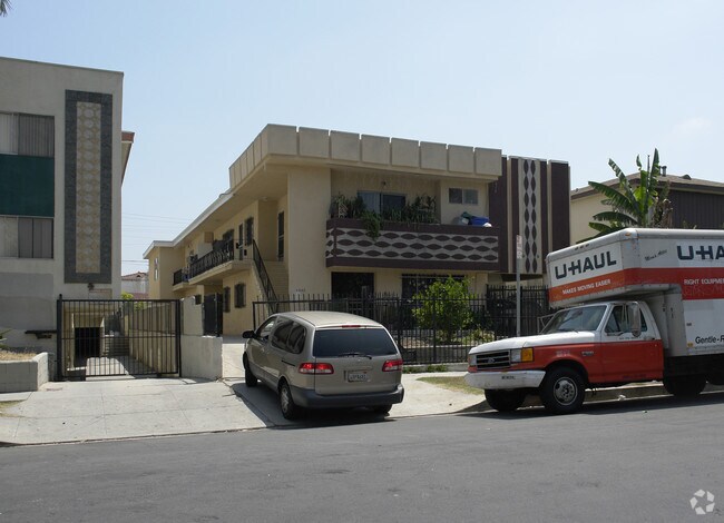 Building Photo - 4942 Rosewood Ave