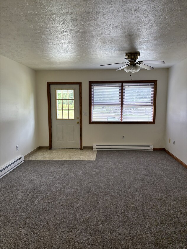 Foto principal - 242 E 6th St