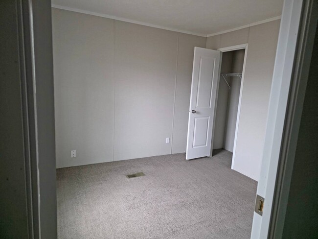 Building Photo - 705 W 8th St