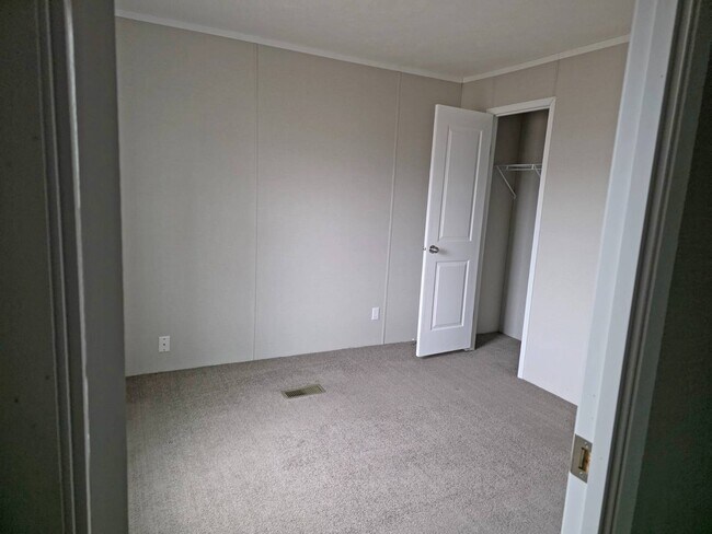 Foto del edificio - 705 W 8th St