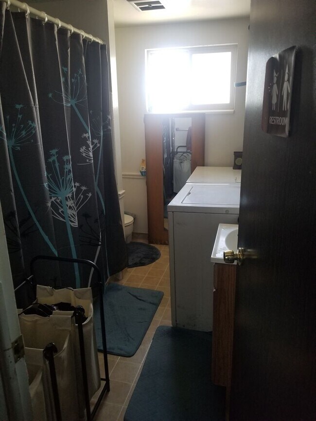 Foto del edificio - 2 Bed 1 Bath Orem Apartment by Orem Library