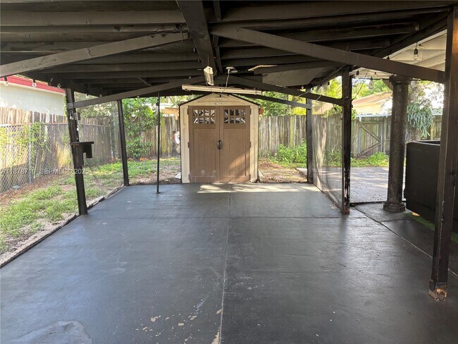 Foto del edificio - 6329 Fletcher St