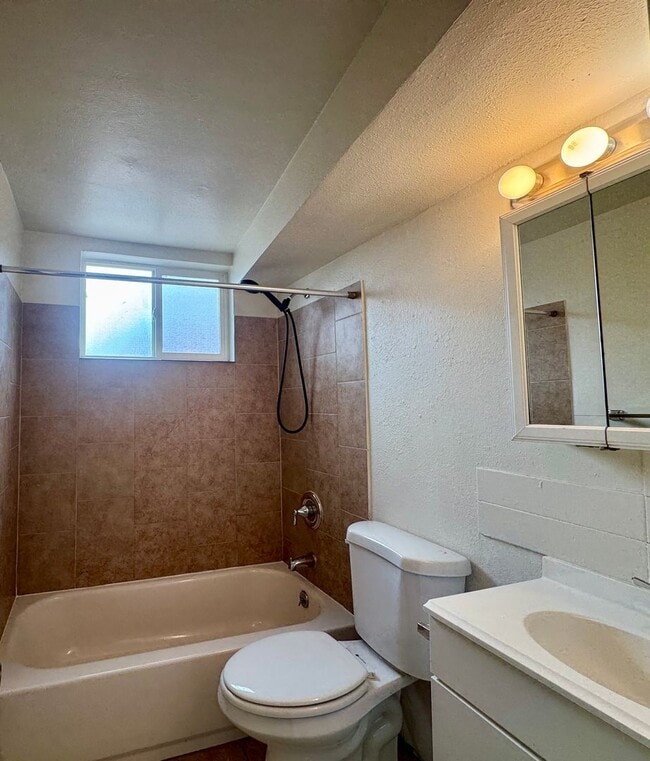 Building Photo - Affordable Lakewood Living – Cozy Single-Family Home for Rent