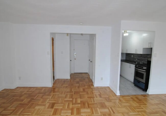 Building Photo - 168 Erskine