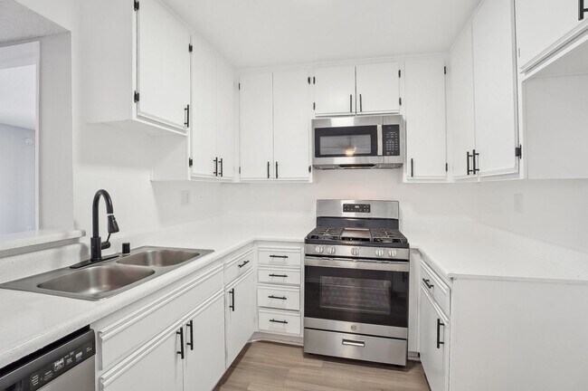Interior Photo - 310 South Virgil Ave
