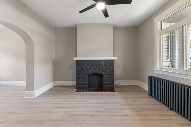 Foto del edificio - 3 bed 1.5 bath - freshly updated top to bottom, dishwasher, laundry, off street parking