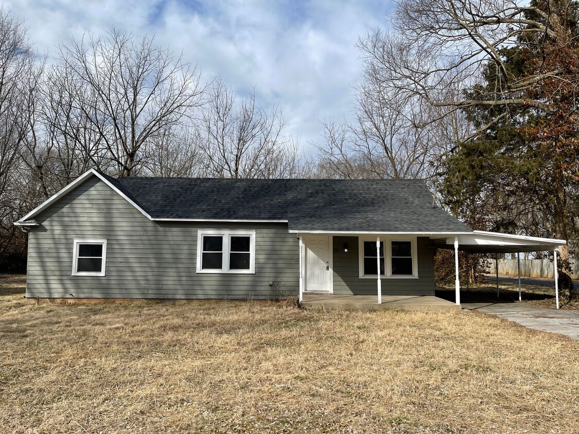 Primary Photo - Updated 3 bed/1 bath, 1300 sqft home! 911 ...