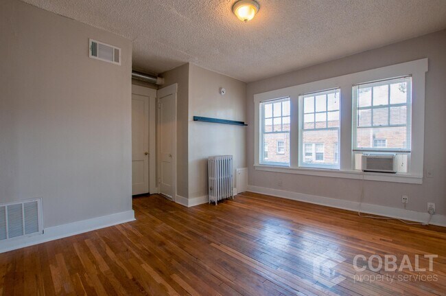 Foto del edificio - 674 Somerset Terrace NE