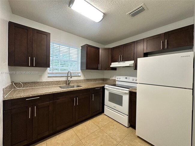 Building Photo - 2900 NE 17th Ave