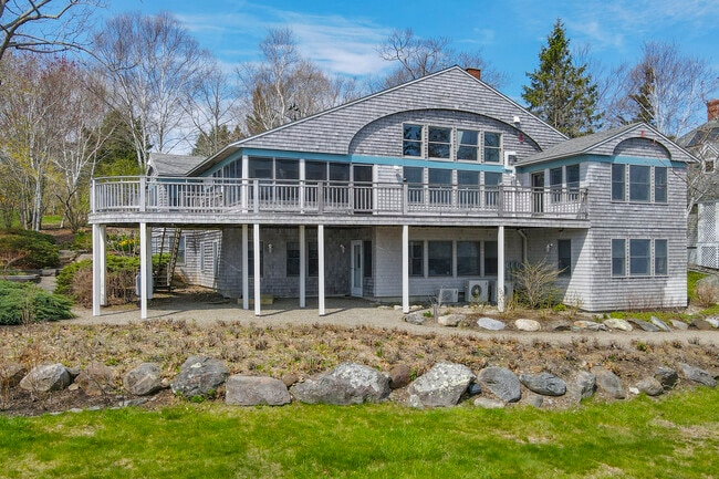 Building Photo - 18 Eastward