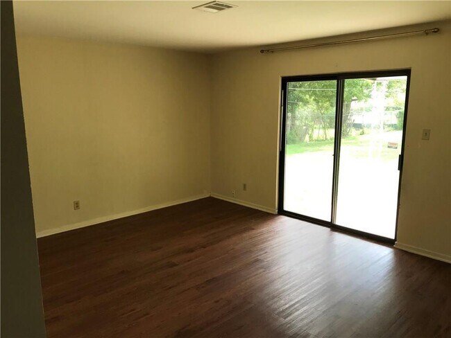 Foto del edificio - 7513 Eastcrest Dr