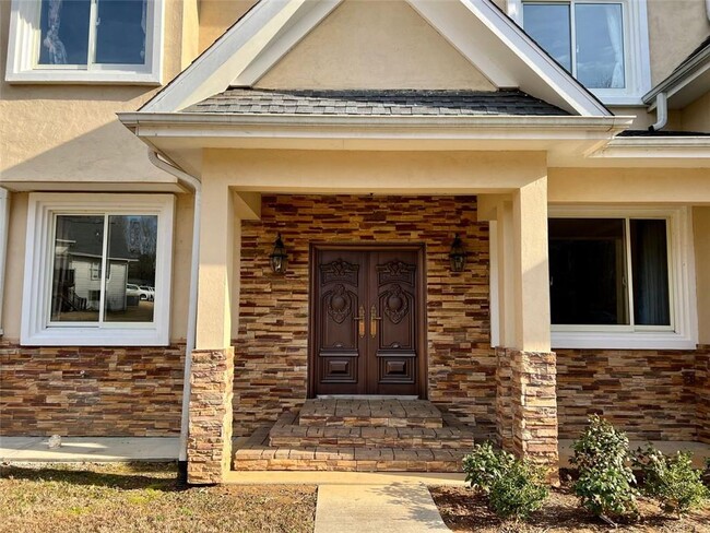 Building Photo - 6831 Augusta Manor