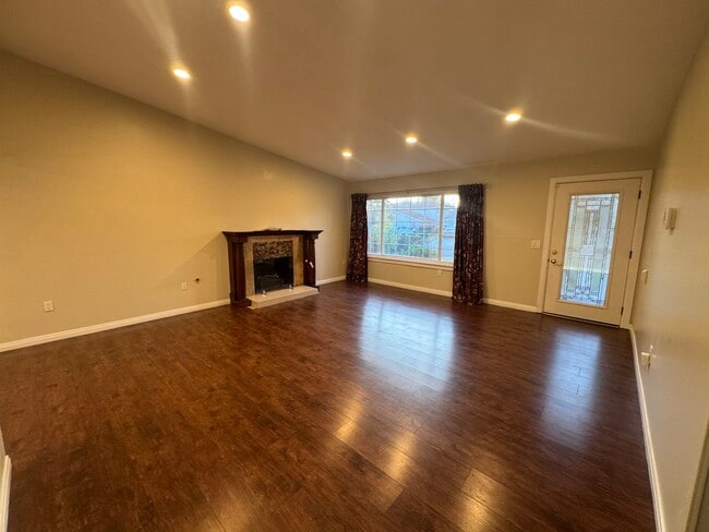 Building Photo - 4704 Fox Glen Ave