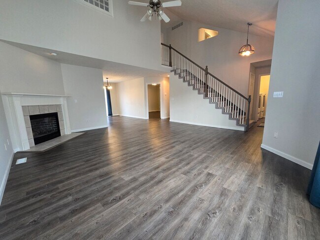 Foto del edificio - Spacious 4 Bedroom Duplex in North Normal ...