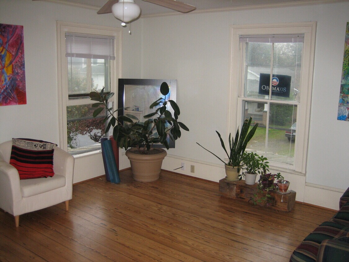 Primary Photo - 307 S Summit St