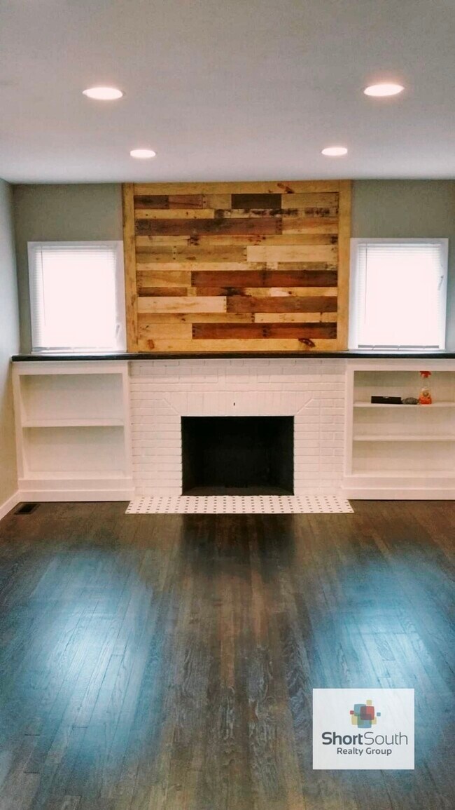 Foto del edificio - Main Floor Commercial Space For Lease on S...