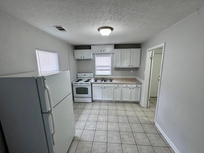 Building Photo - 6136 Nimitz -2 Bed/1 Bath Duplex - Recentl...