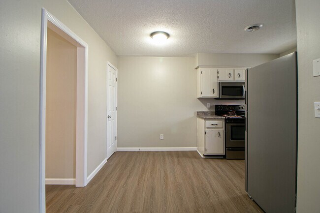 Foto del edificio - 8-408 Thompsonville Ln