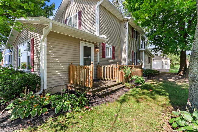 Foto del edificio - 124 Phillips Ave