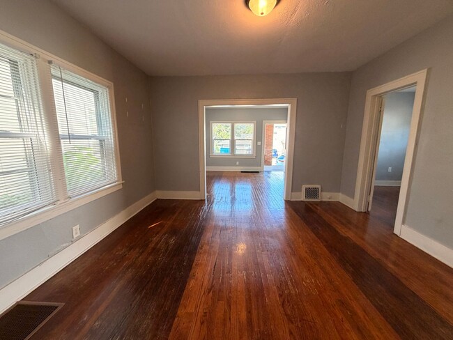 Building Photo - 2 Bedroom Lower Unit with Washer and Dryer!