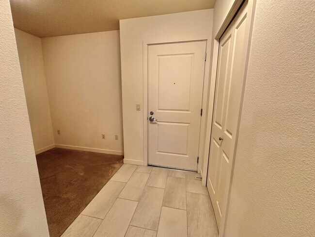 Building Photo - Cozy home + Den near desired Ballard neigh...