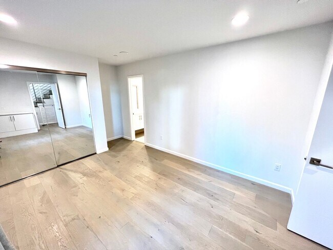 Foto del edificio - Santa Monica - Luxury Townhome w/ Loft!  (...
