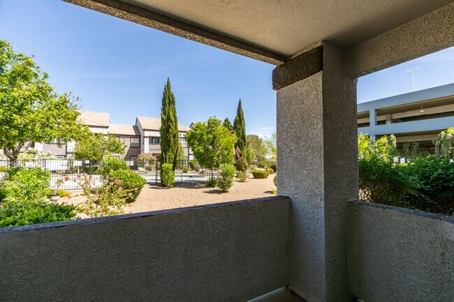 Foto del edificio - Stylish Fully Furnished 1BR Condo with Private Patio & Custom Closet