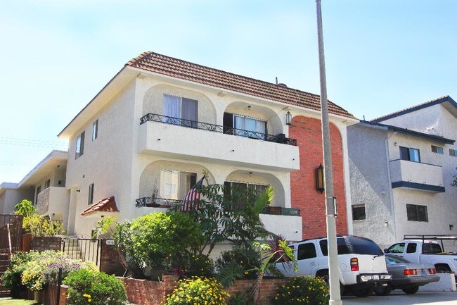 El edificio 12718 Mitchell - 12718 Mitchell Ave