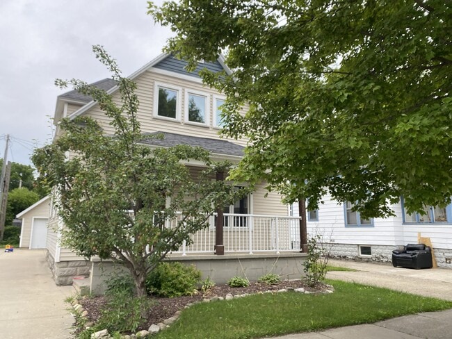 Building Photo - 444 College Ave