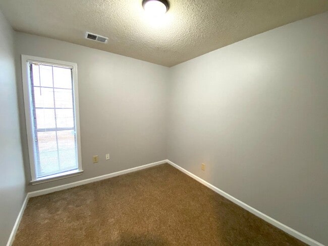 Building Photo - 6197 Valleydale Dr