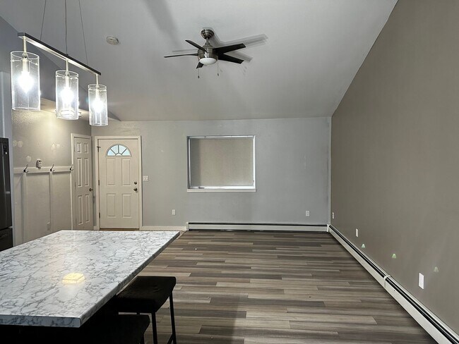 Building Photo - 1321 Groundsel Ave