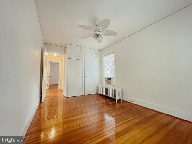 Foto del edificio - 5350 MacArthur Blvd NW