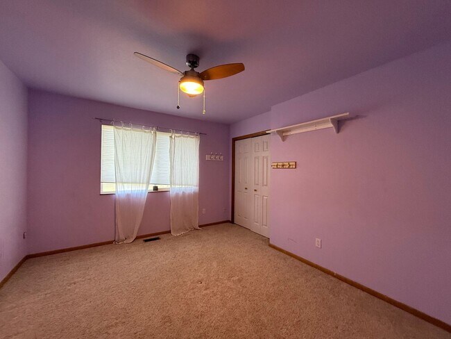 Foto del edificio - Updated Photos and Paint Coming Soon!