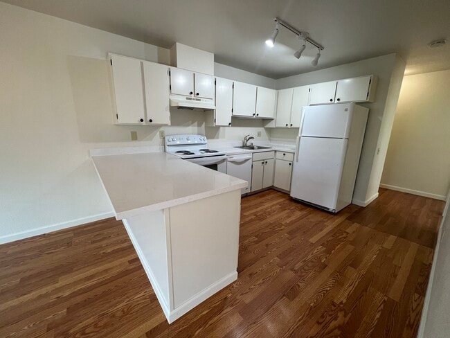 Building Photo - 557 Laine St