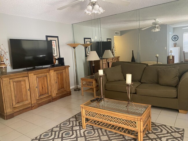 Foto del edificio - 542 Normandy Ln