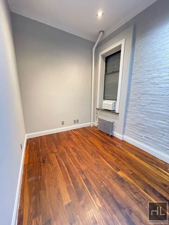 Building Photo - Mott Street