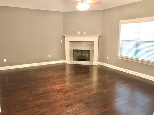 Building Photo - 4 Bedroom 3 Bath Home In Southeast Memphis...