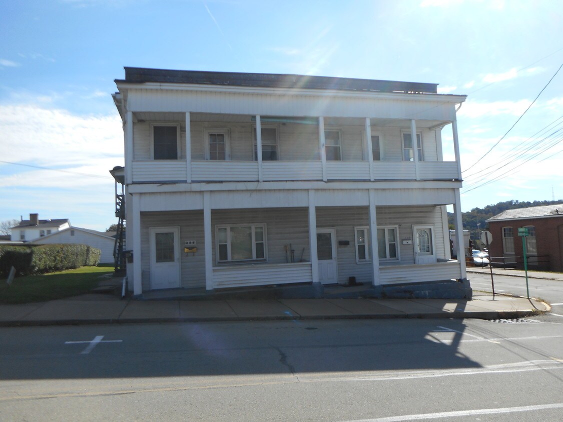 302 Broad Ave, Belle Vernon, PA 15012 Townhome Rentals in Belle