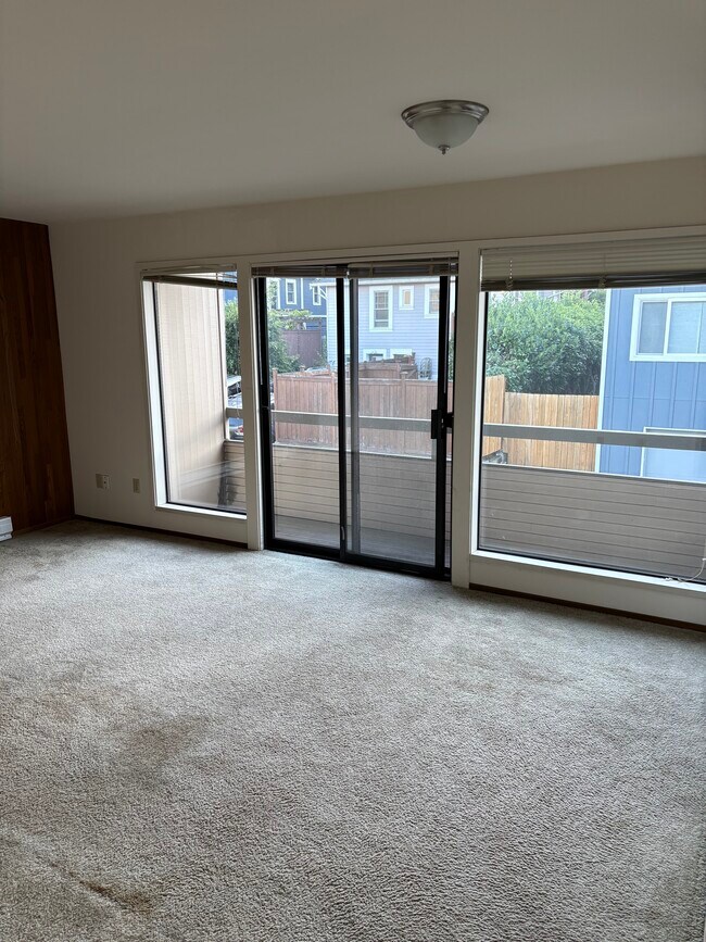 Sala de estar con terraza - 6537 4th Ave NE