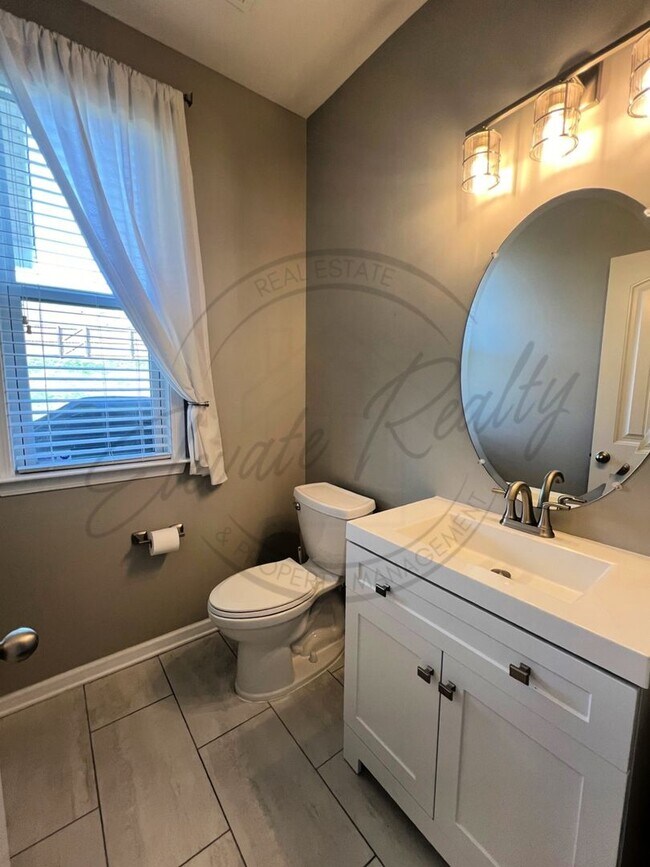Foto del edificio - Three Bedroom, Fully Fenced Two Story with a Community Pool & Fitness Center!