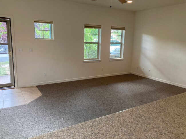 Building Photo - Charming Single-Story Home