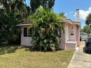 Building Photo - 907 Live Oak St