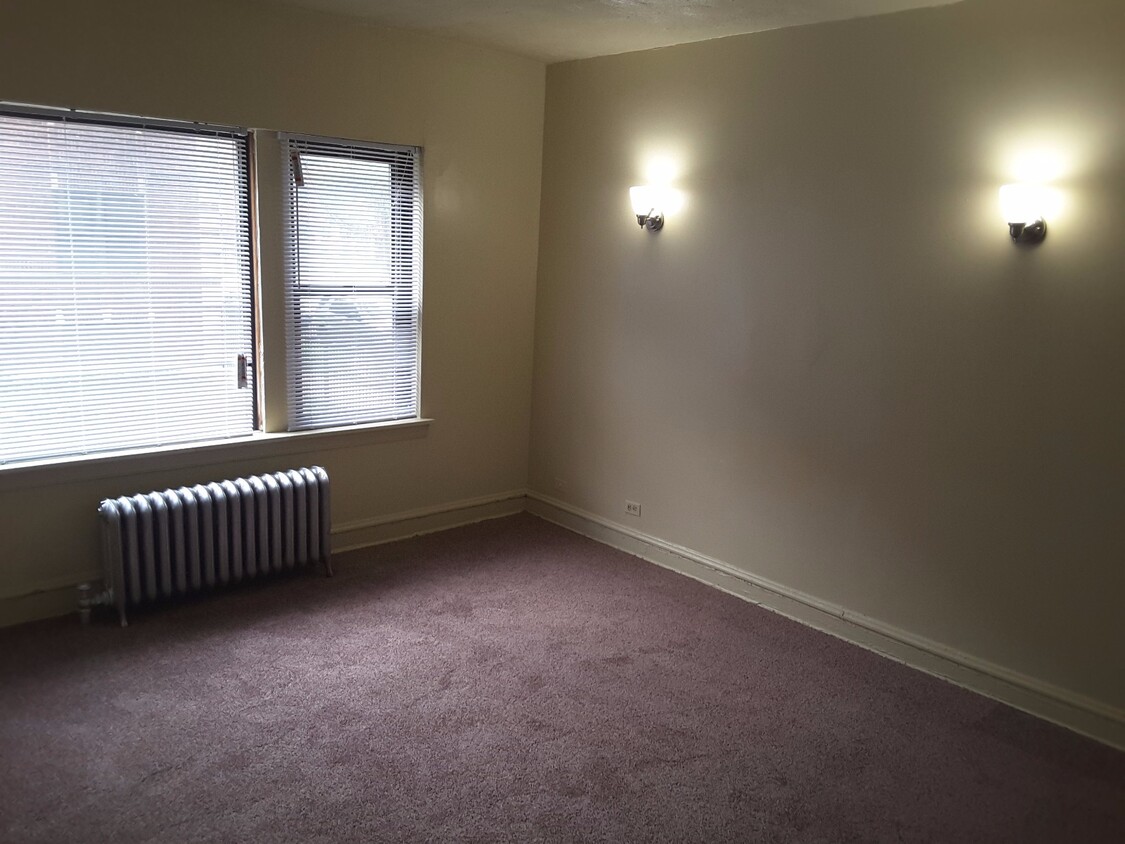 Building Photo - 115 E 68th St